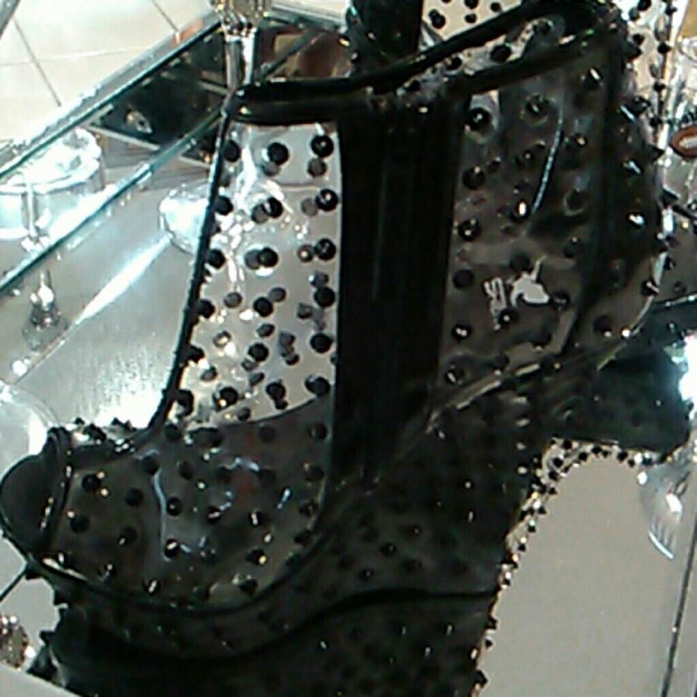 Shoes - Picture 5 of 7